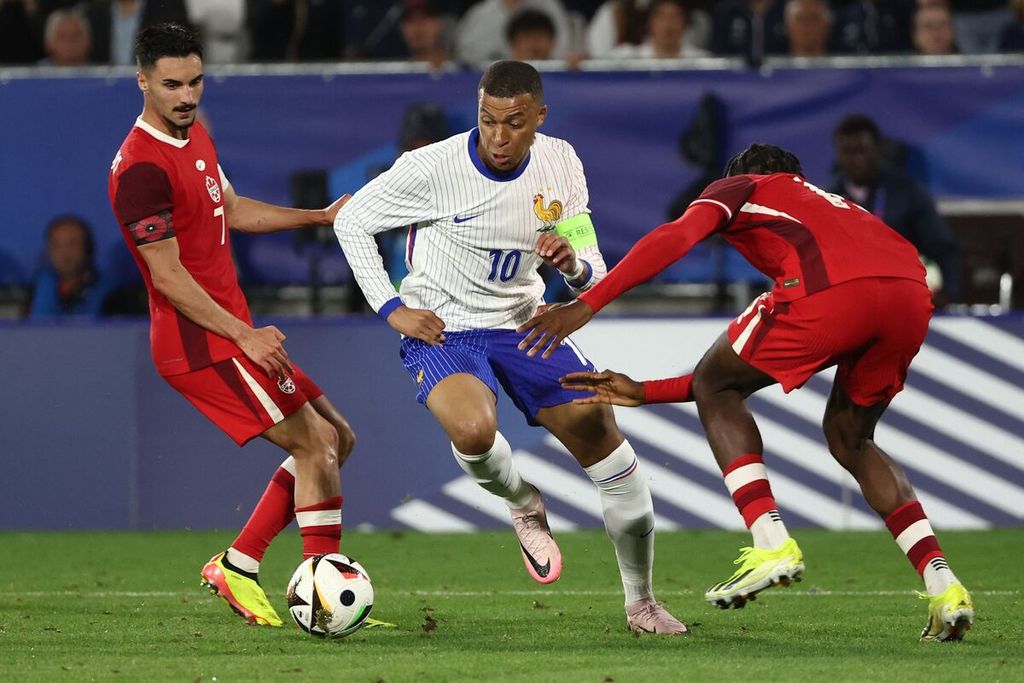 Penyerang Perancis, Kylian Mbappe, menggiring bola saat pertandingan uji coba antara Perancis dan Kanada di Stadion Matmut Atlantique, Bordeaux, Perancis, Senin (10/6/2024). Pertandingan berakhir imbang, 0-0.