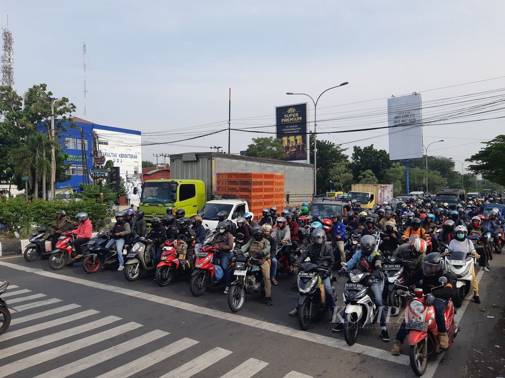 Kendaraan memadati Jalan Pemuda di Kota Cirebon, Jawa Barat, yang mengarah ke Jawa Tengah, Sabtu (6/4/2024) pagi. Hari ini diprediksi menjadi puncak arus mudik Lebaran.