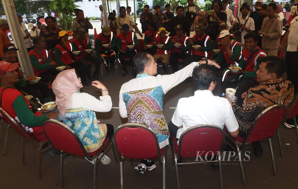 Wali Kota Surabaya Eri Cahyadi makan bersama petugas kebersihan seusai kedatangan Piala Adipura di Balai Kota Kota Surabaya, Jawa Timur, Rabu (6/3/2024). 
