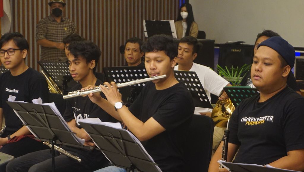 Salah seorang pemain Royal Orchestra memainkan <i>flute</i>-nya dalam latihan di Hotel Griya Persada, kawasan Kaliurang, Kabupaten Sleman, Daerah Istimewa Yogyakarta, Sabtu (19/6/2021). 