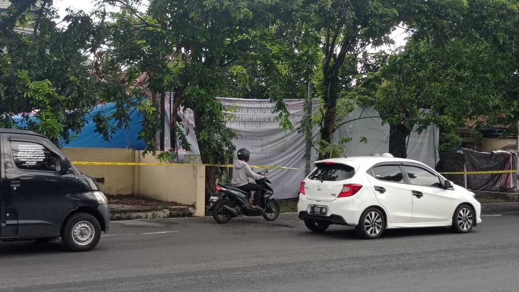 Garis polisi dipasang di beberapa bagian dari Kantor Subdensi Pom Detasemen I Brimob Polda Jatim di Jalan Gresik, Surabaya, Jawa Timur, setelah terjadi ledakan, Senin (4/3/2024) pagi. Ledakan diduga dipicu sisa bahan peledak yang belum didisposal. 