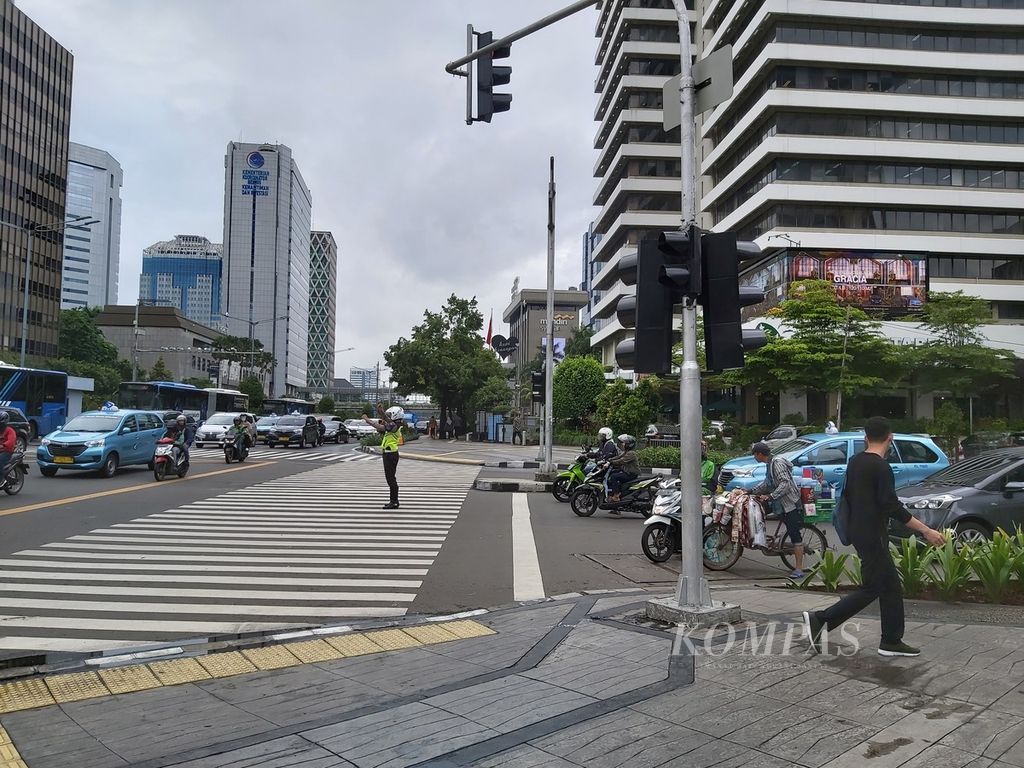 Suasana lalu lintas di Jalan Thamrin, Jakarta Pusat, Senin (3/2/2020). Lalu lintas di jalan itu relatif lebih tertib dibandingkan jalan lain yang tidak dilengkapi dengan sistem tilang elektronik (<i>electronic traffic law enforcement</i>/ETLE).