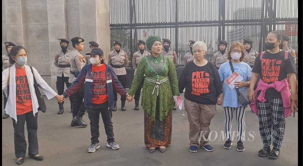 Anggota DPR dari Fraksi Partai Kebangkitan Bangsa, Luluk Nur Hamidah, mendatangi para PRT yang melakukan aksi mogok makan di depan Gedung Parlemen, Jakarta, Rabu (16/8/2023). Mereka dilarang melakukan aksi mogok makan oleh kepolisian di kawasan tersebut. Luluk pun memimpin doa bersama PRT.