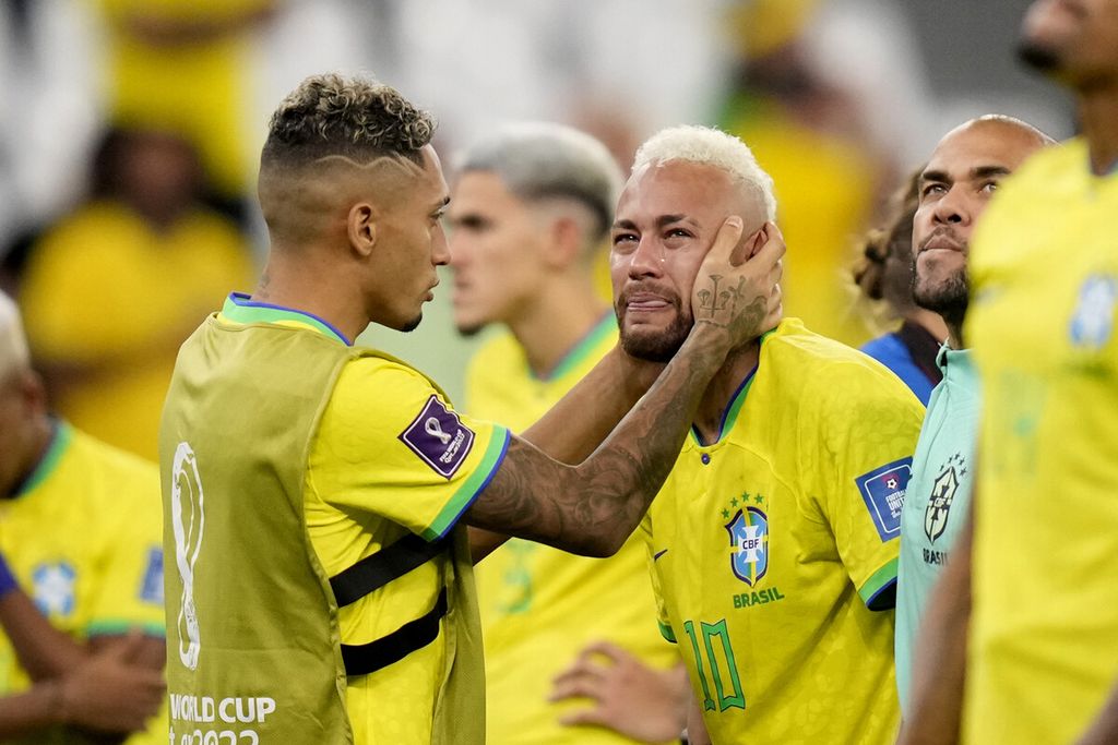 Neymar menangis di akhir laga perempat final Piala Dunia Qatar 2022 antara Kroasia dan Brasil di Stadion Education City, Al Rayyan, Qatar, Jumat (9/12/2022). 