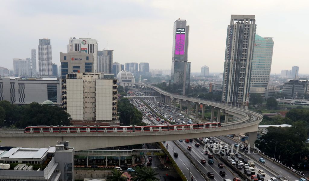 Rangkaian kereta LRT Jabodebek melintas saat uji coba di kawasan Kuningan, Jakarta Selatan, Rabu, (23/11/2022). Kementerian Perhubungan berencana memajukan pengoperasian LRT Jabodebek pada Juni 2023 dan saat ini progres pembangunan fisik telah mencapai 96 persen.  