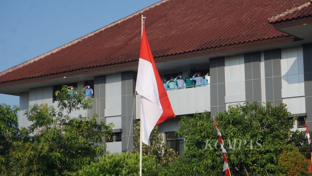 Sejumlah tenaga kesehatan mengikuti upacara bendera memperingati HUT ke-76 Indonesia, di Asrama Haji Donohudan, Kabupaten Boyolali, Jawa Tengah, Selasa (17/8/2021). Asrama tersebut menjadi tempat isolasi terpusat bagi pasien Covid-19.