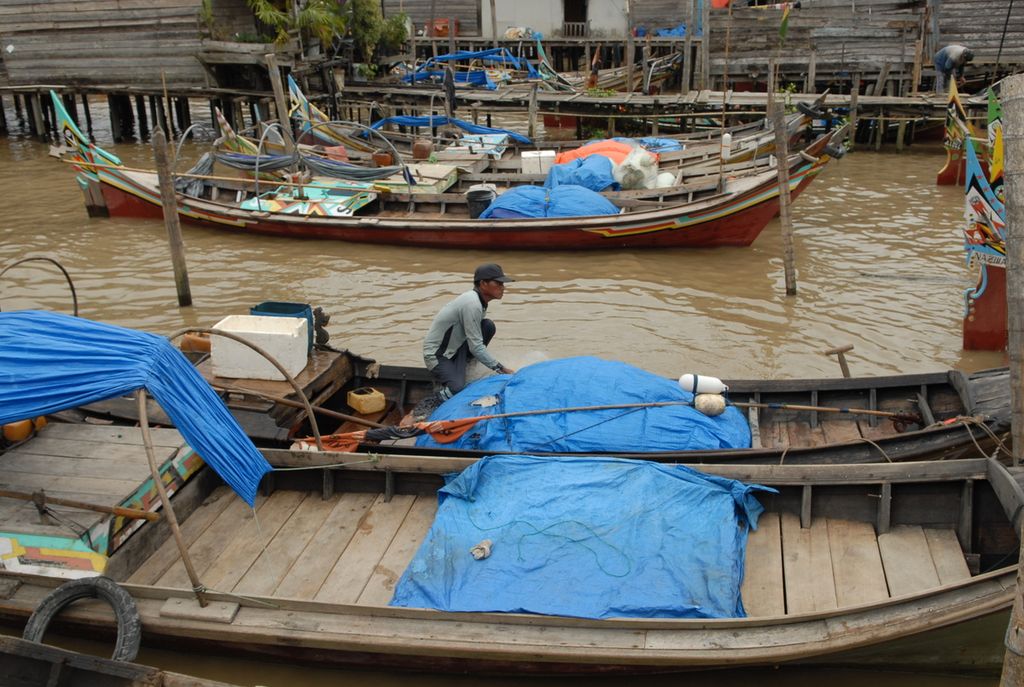 Aktivitas nelayan di Tanjung Jabung Barat, Jambi, memperbaiki jaring rusak pada Februari 2020.
