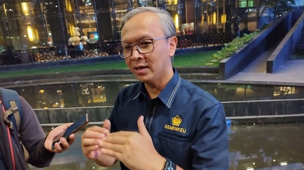 Direktur Surat Utang Negara Direktorat Jenderal Pengelolaan Pembiayaan dan Risiko Kementerian Keuangan Deni Ridwan menjelaskan perkembangan obligasi kepada wartawan, di Jakarta, Rabu (24/5/2023).