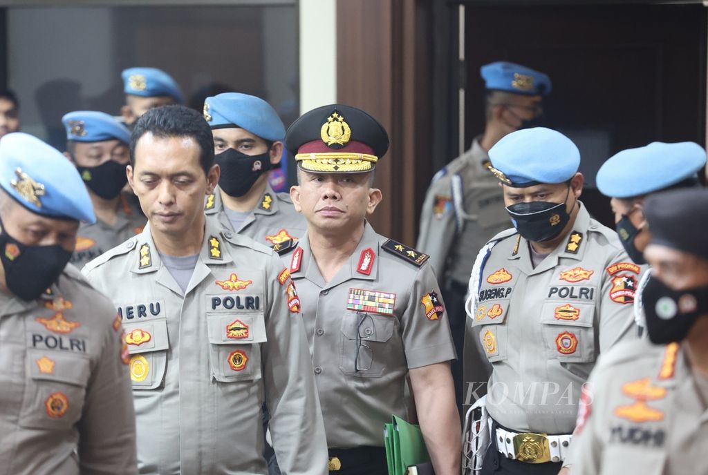 Bekas Kadiv Propam Polri Irjen Ferdy Sambo (tengah) seusai menjalani sidang kasus dugaan pelanggaran kode etik di Markas Besar Polri, Jakarta, Jumat (26/8/2022) dini hari. 