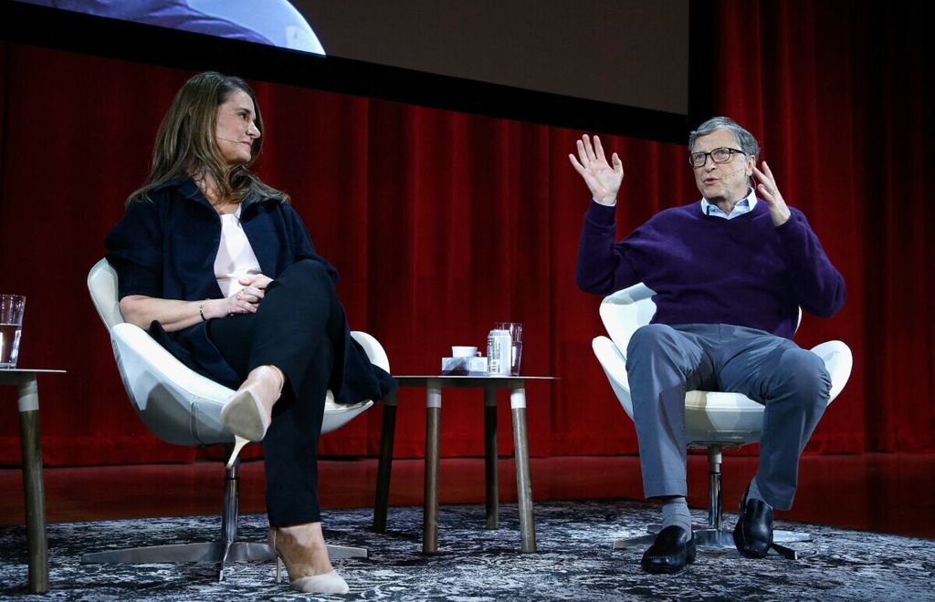 Dalam foto pada Februari 2018 ini, Bill Gates  dan Melinda Gates berbicara dalam acara di Hunter College, New York, Amerika Serikat. Dalam laporan pada 28 September 2022, <i>Forbes </i>menempatkan Bill Gates di peringkat ketiga pada daftar orang terkaya AS.