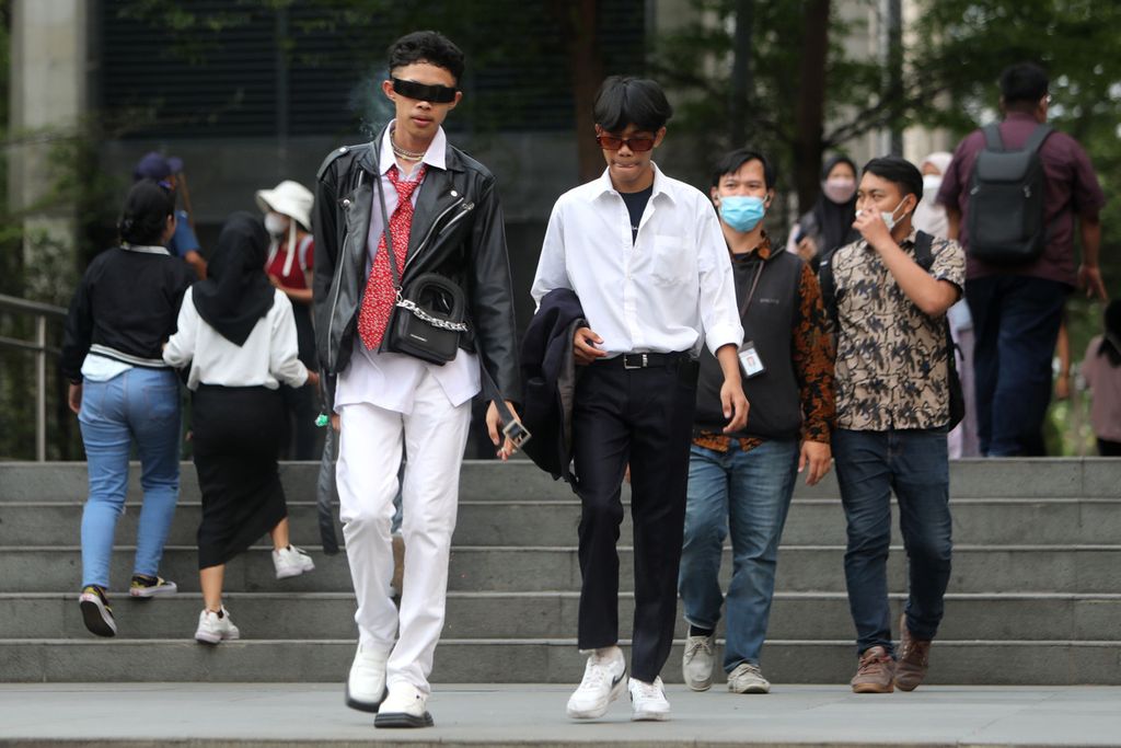 Sejumlah remaja berjalan bergaya dengan aneka padu padan pakaian di Taman Stasiun MRT Dukuh Atas, Jakarta, Jumat (8/7/2022). 