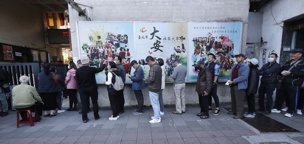 Warga Taiwan mengantre untuk memilih di luar tempat pemungutan suara di Taipei, Taiwan, Sabtu (13/1/2024).