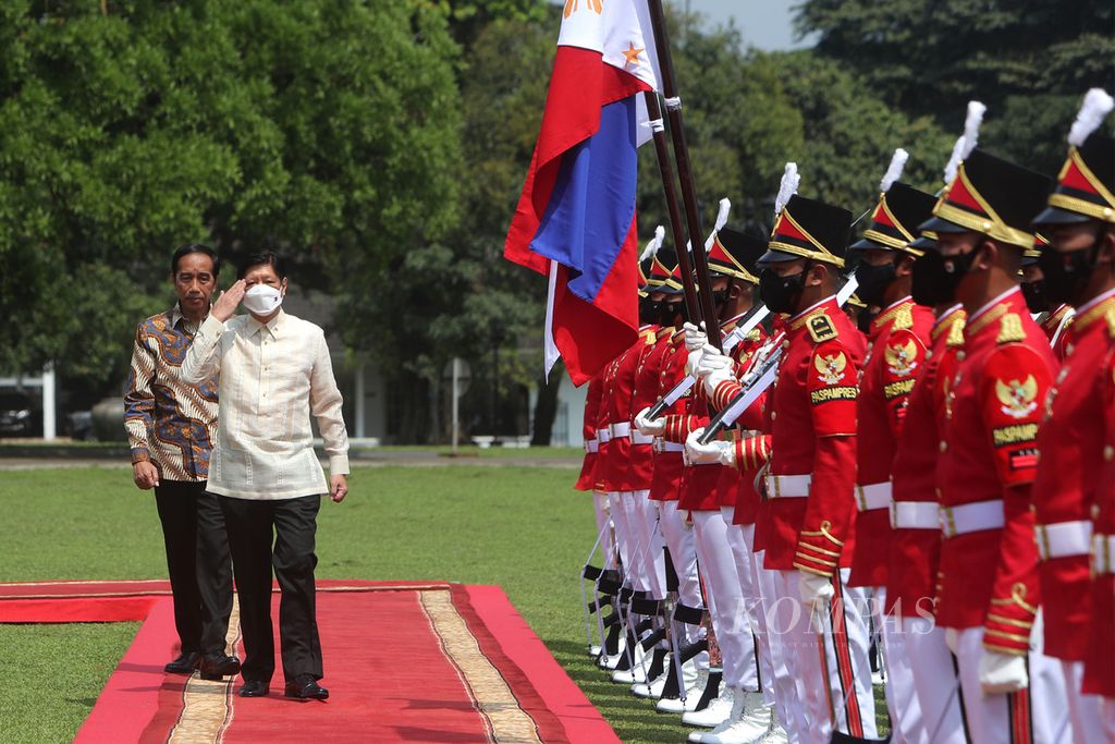 President Joko Widodo with Philippine President Ferdinand Marcos Jr during a welcoming ceremony at the Presidential Palace, Bogor, West Java, on Monday (5/9/2022).