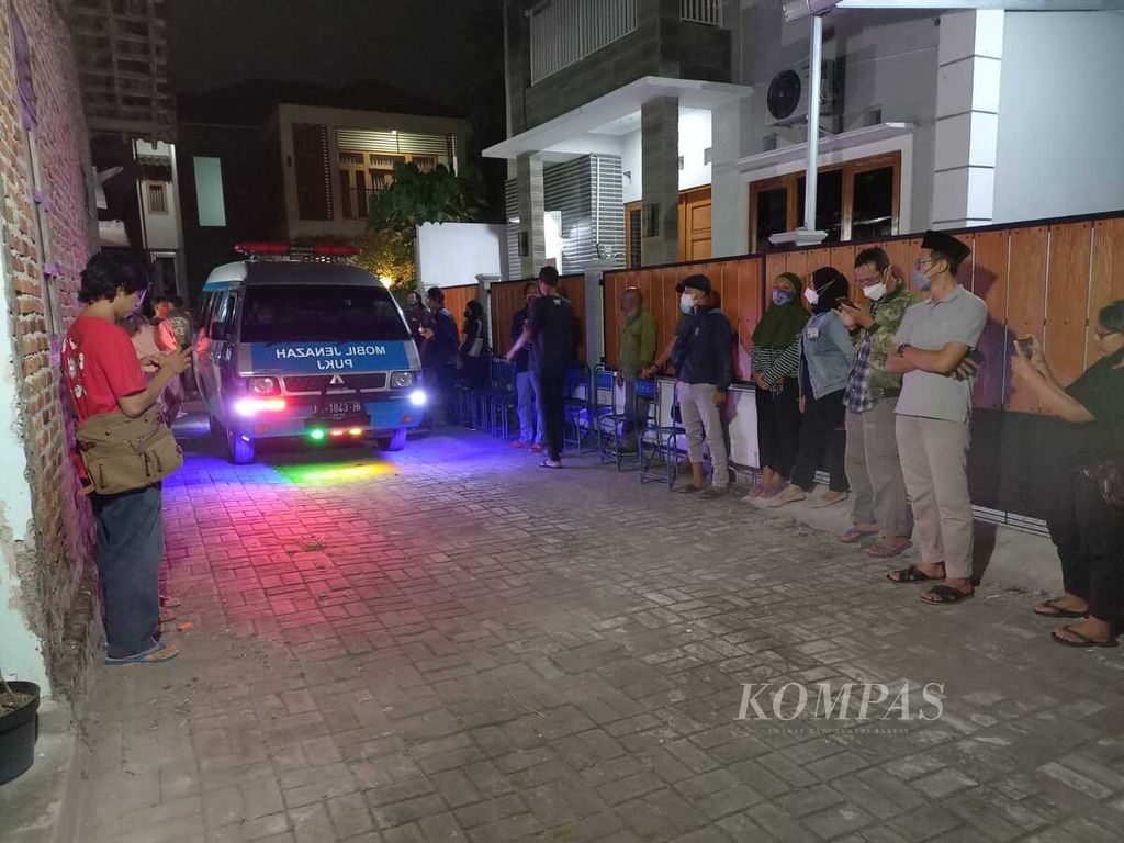 Ambulans yang membawa jenazah Jemek Supardi meninggalkan rumah duka di wilayah Nitiprayan, Desa Tirtonirmolo, Kecamatan Kasihan, Kabupaten Bantul, Daerah Istimewa Yogyakarta, Sabtu (16/7/2022) malam. 
