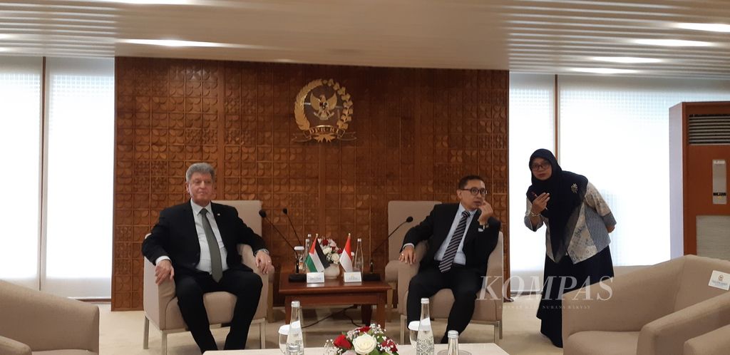 Duta Besar Palestina untuk Indonesia Zuhair SM Alshun (kiri) dalam pertemuan dengan Ketua Badan Kerja Sama Antar Parlemen (BKSAP) DPR Fadli Zon di Jakarta, Selasa (10/10/2023).