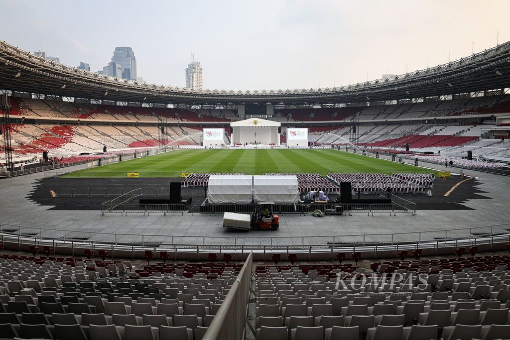 Suasana Stadion Utama Gelora Bung Karno (GBK), Jakarta, menjelang misa akbar Paus Fransiskus, Selasa (3/9/2024). Persiapan Stadion Utama GBK jelang misa akbar yang dipimpin Paus Fransiskus sudah hampir 100 persen. Sejumlah panitia juga telah melakukan gladi resik rangkaian misa yang akan digelar Kamis (5/9/2024). 