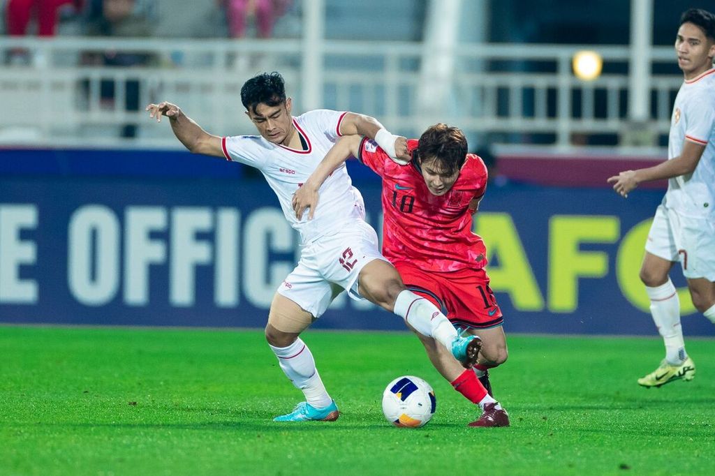 Indonesia's left wing back, Pratam Arhan, contested the ball with South Korean striker, Kang Seong-jin, in the quarter-finals of the 2024 U-23 Asia Cup on Friday (26/4/2024) at the Abdullah bin Khalifa Stadium in Doha, Qatar. Arhan became the determinant of Indonesia's victory in the penalty shoot-out.