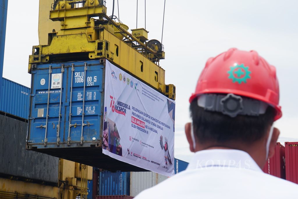 Sebuah peti kemas berisi komoditas ekspor dipindahkan sebelum dimuat ke kapal di Terminal Peti Kemas Bitung, Kota Bitung, Sulawesi Utara, Sabtu (14/8/2021). 