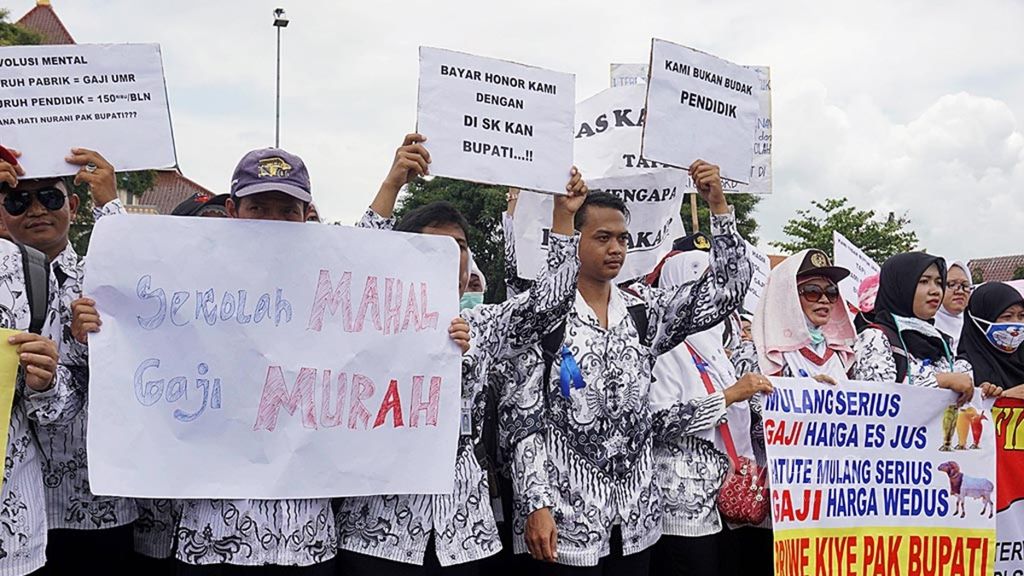 Sebanyak 3.095 guru dan pegawai tidak tetap di Kabupaten Cilacap menggelar aksi damai untuk menuntut kesejahteraan dan pengakuan dari pemerintah kabupaten, Rabu (4/10/2017), di Alun-alun Cilacap, Jawa Tengah.