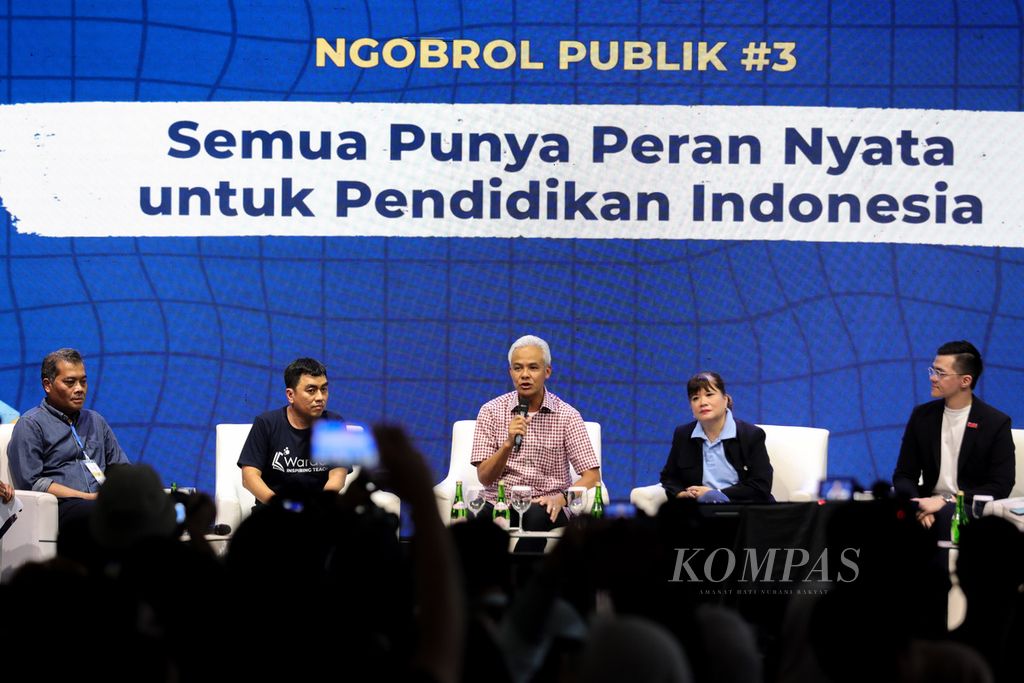 Representative of IDN Media, William Utomo, Chairperson of Apindo, Shinta Kamdani, Governor of Central Java, Ganjar Pranowo, CEO of PT Paragon Technology and Innovation, Salman Subakat, and Representative Journalist of Tempo, Budi Setyarso (from right to left) attended Ngobrol Publik session at Belajaraya 2023 event in Pos Bloc Jakarta, Saturday (29/7/2023).