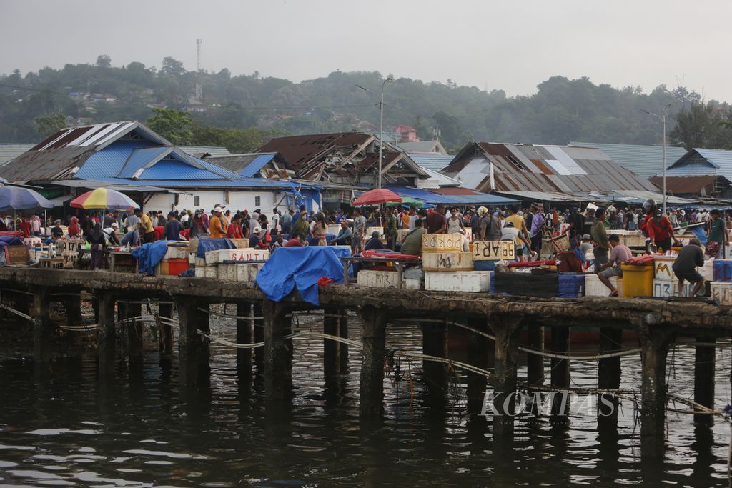 Aktivitas di Pasar Ikan di dermaga pendaratan ikan Kota Kendari, Sulawesi Tenggara, Selasa (9/1/2024). Program Penangkapan Ikan Terukur berbasis kuota yang seharusnya mulai diterapkan tahun ini diundur menjadi tahun 2025. Penangkapan ikan terukur bertujuan untuk perbaikan tata kelola perikanan tangkap, mulai dari pendataan, perizinan, hingga keberlanjutan.