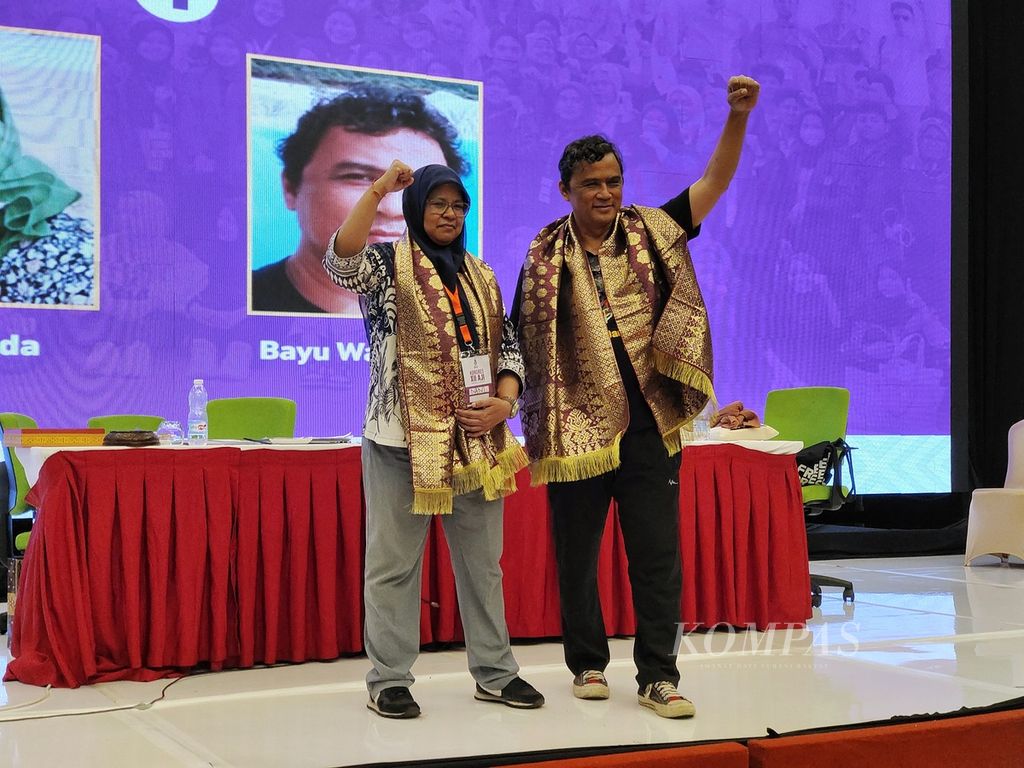 The number one candidate pair Nany Afrida and Bayu Wardhana pose after being elected as the Chairperson-Secretary General of the Alliance of Independent Journalists (AJI) for the period of 2024-2027 at the 12th Congress of AJI in Palembang on Sunday, May 5, 2024, at night.