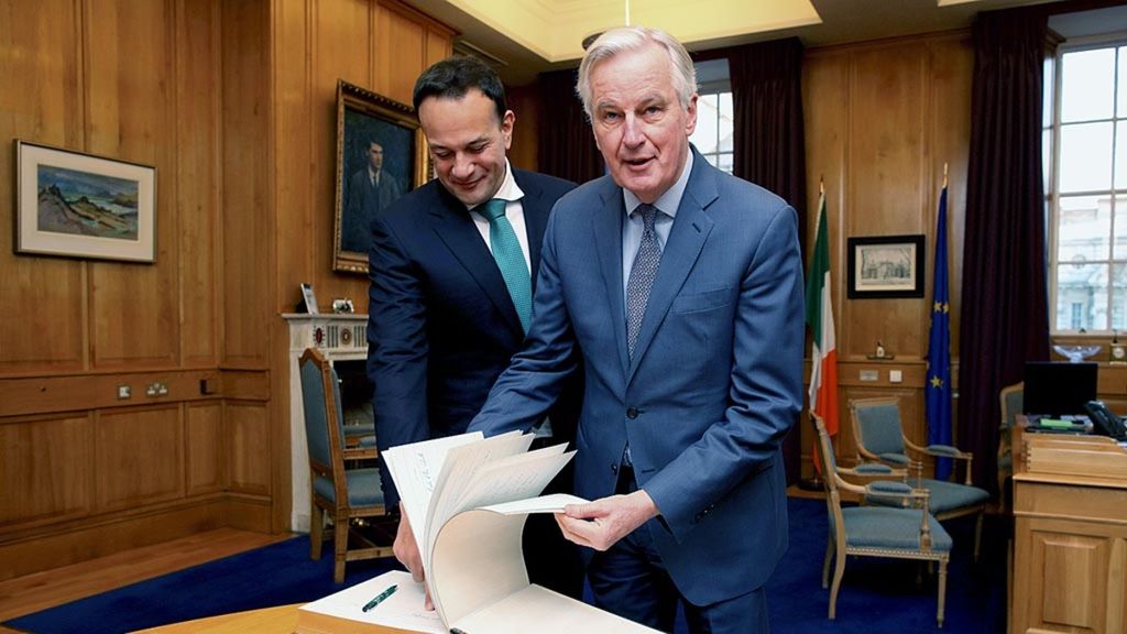 Perdana Menteri Irlandia Leo Varadkar (kiri) berdiri bersama kepala negosiator Brexit Uni Eropa, Michel Barnier, saat ia hendak menandatangani buku tamu menjelang pertemuan mereka di Gedung Pemerintah di Dublin, Irlandia, Senin (27/1/2020). 
