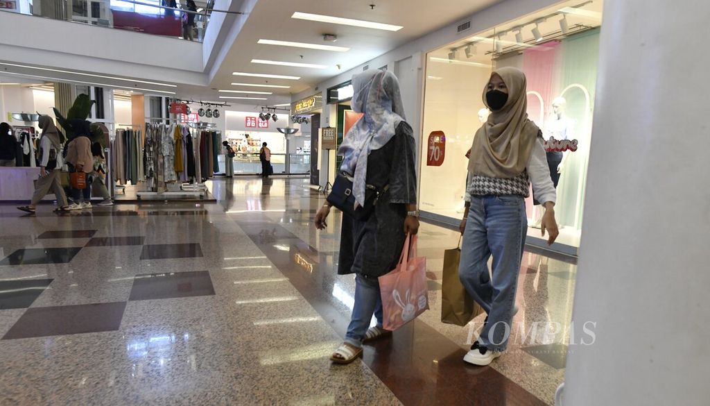 Pengunjung satu pusat perbelanjaan di Jakarta, Selasa (4/4/2023). Selain untuk memenuhi kebutuhan saat hari raya, dana tunjangan hari raya (THR) sebaiknya dikelola dan dimanfaatkan untuk kebutuhan lainnya. 