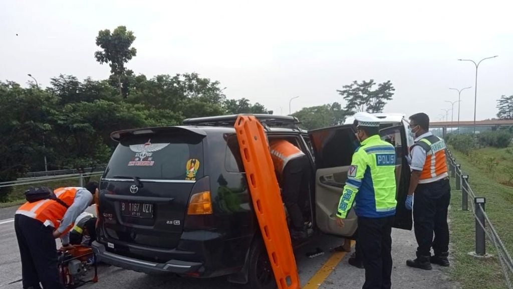 Polisi mengecek sebuah minibus yang terlibat kecelakaan di Jalan Tol Cikopo-Palimanan Kilometer 109+600, Kabupaten Subang, Jawa Barat, Selasa (18/10/2022). Seorang penumpang meninggal dan tiga lainnya luka-luka dalam kecelakaan itu.
