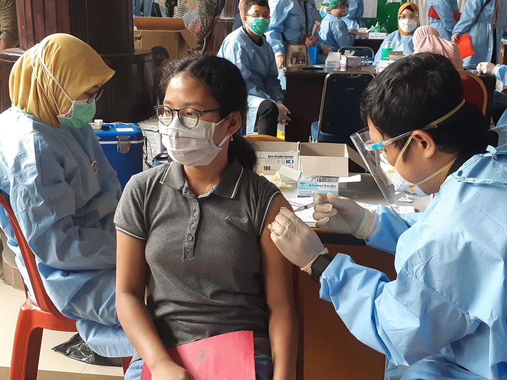 Seorang anak sedang divaksinasi di RSUP Dr Mohammad Hoesin Palembang, Sumatera Selatan, Sabtu (10/7/2021). Vaksinasi terhadap anak dinilai penting untuk melindungi mereka dari dampak terpapar Covid-19. Dalam dua minggu terakhir, anak yang terpapar Covid-19 di Sumsel meningkat signifikan.