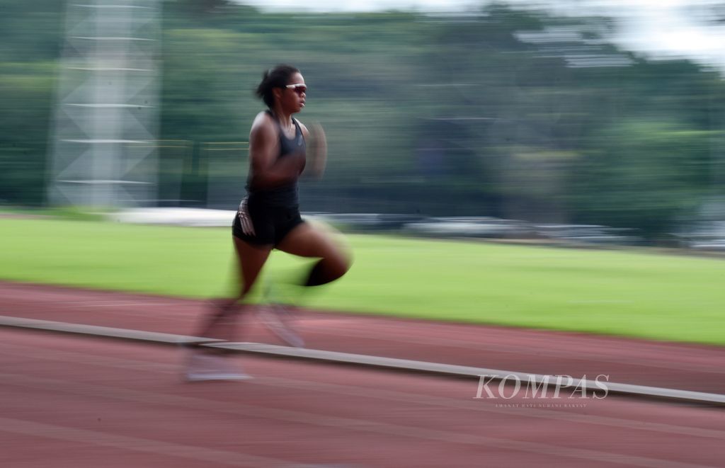 Pelari gawang 100 meter putri, Dina Aulia, menjalani sesi latihan di pelatnas PB PASI di Stadion Madya Senayan, Jakarta, Jumat (22/4/2022). Ia akan tampil di Kejuaraan Dunia Atletik 2023 di Budapest, Hongaria. 