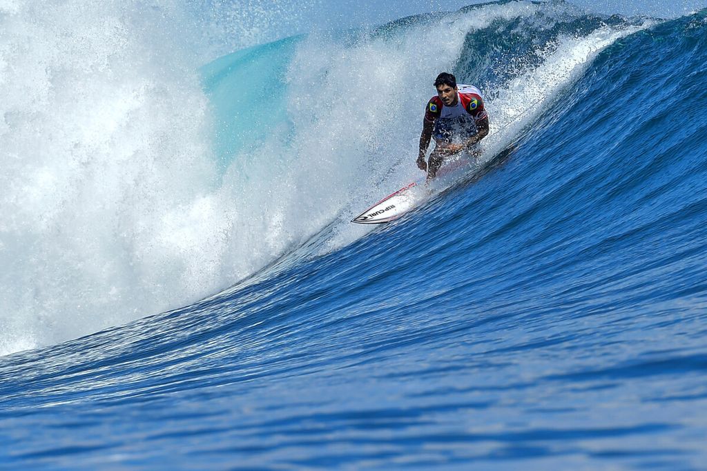 Peselancar Brasil, Gabriel Medina, mengendalikan papan selancar dalam World Surf League di Pantai G-Land, Banyuwangi, Jawa Timur, Sabtu (4/6/2022).