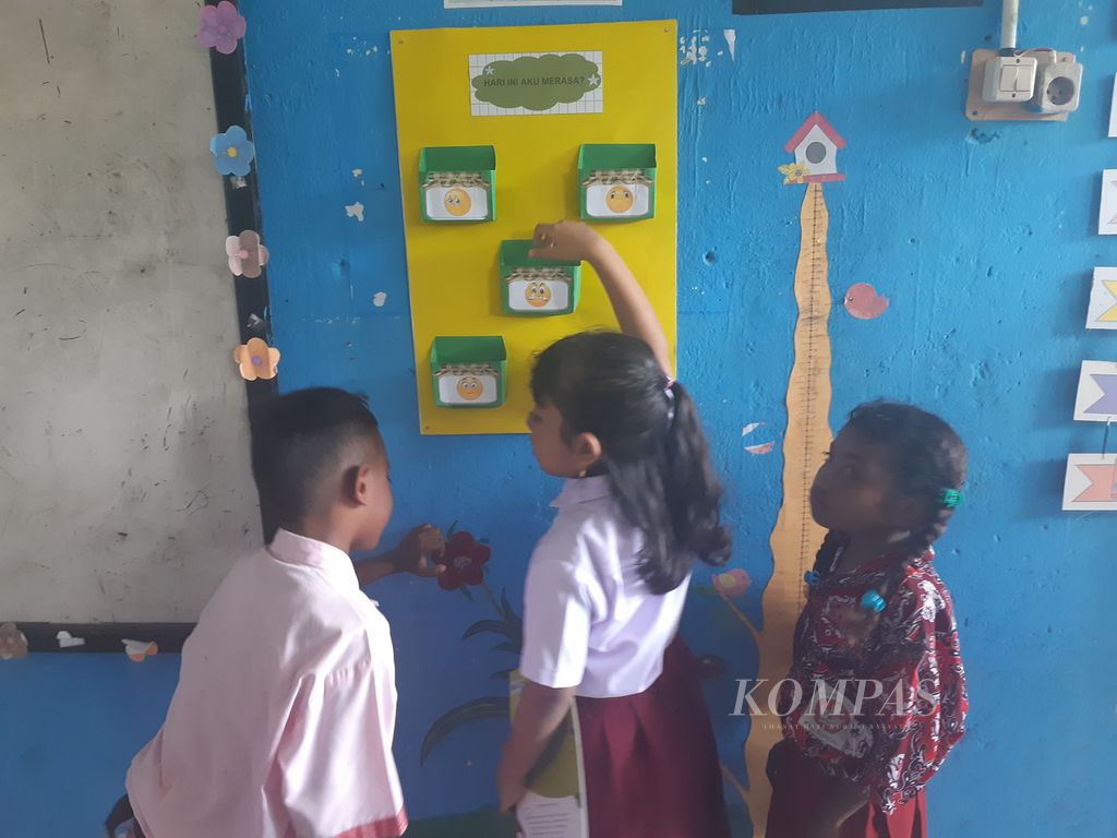 Para siswa di berbagai sekolah di Kabupaten Supiori, Papua, mulai merasakan iklim dan lingkungan sekolah yang menyenangkan. Para guru, kepala sekolah, dan pengawas mendapatkan penguatan untuk belajar bersama di komunitas Gerakan Sekolah Menyenangkan (GSM) Supiori untuk menerapkan prinsip-prinsip pendidikan yang berpusat pada siswa. 