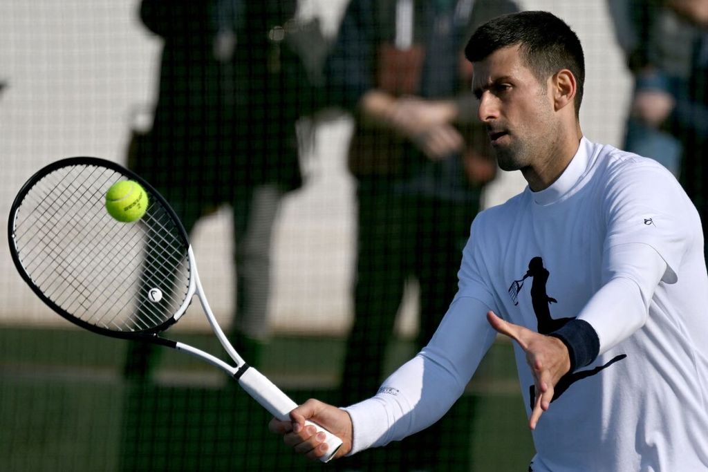 Petenis Serbia Novak Djokovic sedang berlatih di Belgrade, Serbia, Rabu (22/2/2023). Djokovic berharap dapat tampil dalam dua turnamen ATP di Amerika Serikat meskipun tidak pernah mendapat vaksin Covid-19. 