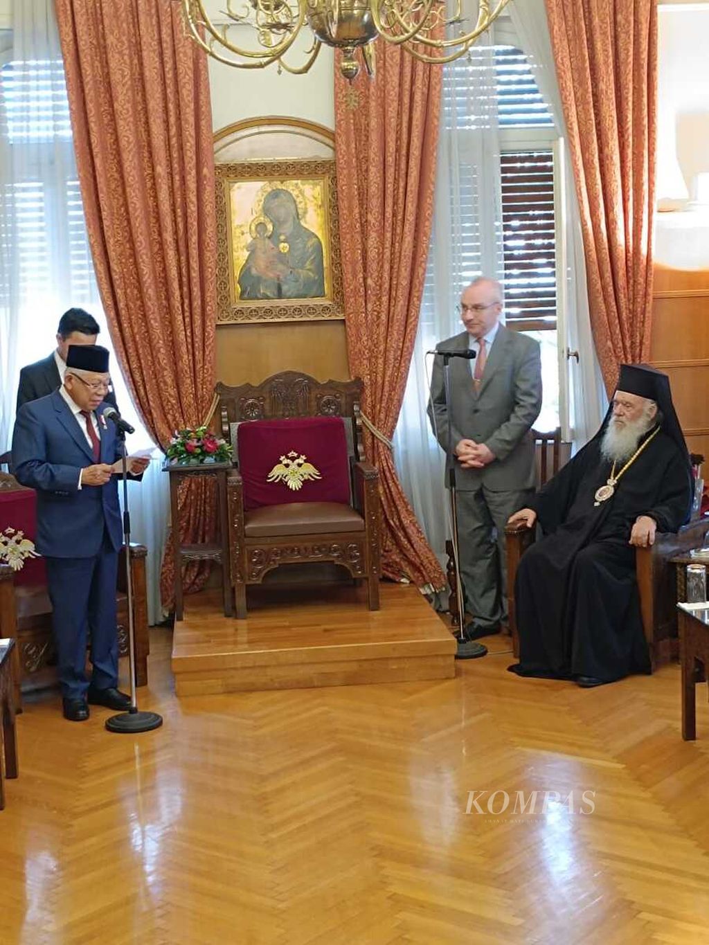 Wakil Presiden Ma’ruf Amin menemui Uskup Agung Yunani Ieronymos II (kanan) di Keuskupan Agung di Athena, Yunani, Kamis (23/11/2023). 