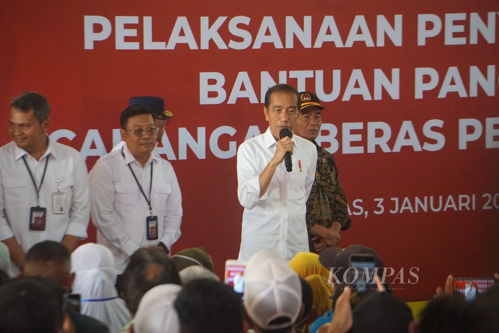 Presiden Joko Widodo mengecek penyaluran bantuan pangan di Gudang Bulog, Klahang, Sokaraja, Banyumas, Jawa Tengah, Rabu (3/1/2024). 