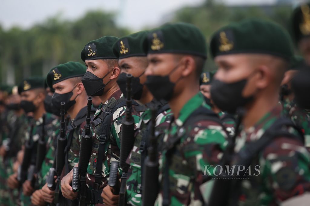 Dengan merevisi UU TNI, prajurit lebih leluasa bertugas di lembaga sipil