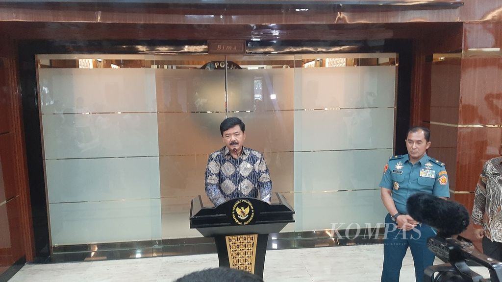 Menteri Koordinator Bidang Politik, Hukum, dan Keamanan Hadi Tjahjanto saat memberikan keterangan pers seusai memimpin rapat koordinasi tingkat menteri untuk membahas penggantian Pusat Data Nasional 2 yang diserang <i>ransomware</i> di Kantor Kemenko Polhukam, Jakarta, Senin (1/7/2024).