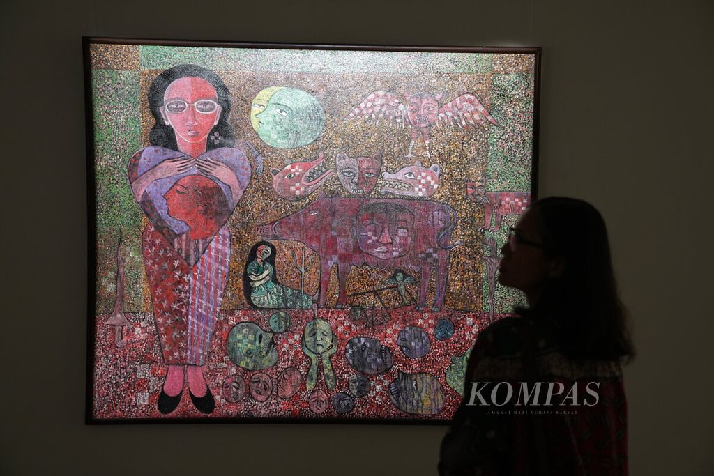 Pengunjung mengamati lukisan &quot;Goro-goro&quot; (1999) karya Supantono dalam Pameran Lukisan Koleksi Bentara Budaya berjudul <i>Per-empu-an: Sosok Perempuan di Mata Seniman</i> di Bentara Budaya Art Gallery Lantai 8 Menara Kompas, Jakarta, Rabu (24/4/2024). 