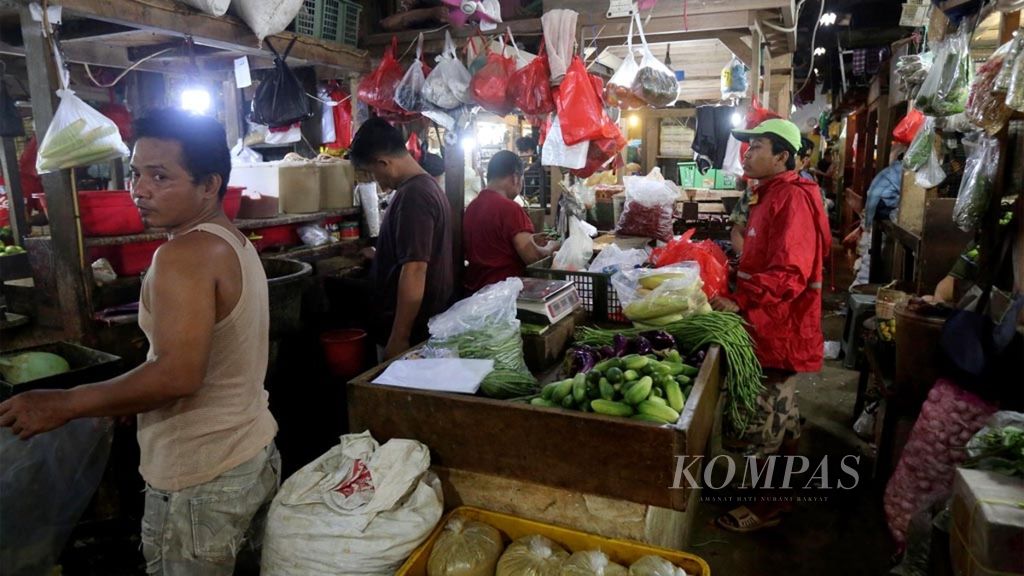 The atmosphere of the food trade at Senen Market, Central Jakarta, Wednesday (4/3/2020).