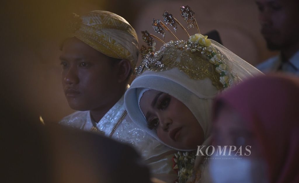 Pasangan pengantin saat acara nikah massal di Empire Palace, Kota Surabaya, Jawa Timur, Selasa (30/8/2022). Sebanyak 120 pasangan mengikuti kegiataan yang digelar oleh Pemkot Surabaya dengan Pengadilan Agama.