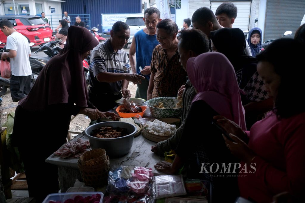 Antrean pembeli di salah satu lapak makanan tradisional di Pasar Legi, Desa Ponjong, Kabupaten Gunungkidul, DI Yogyakarta, Kamis (11/4/2024). 