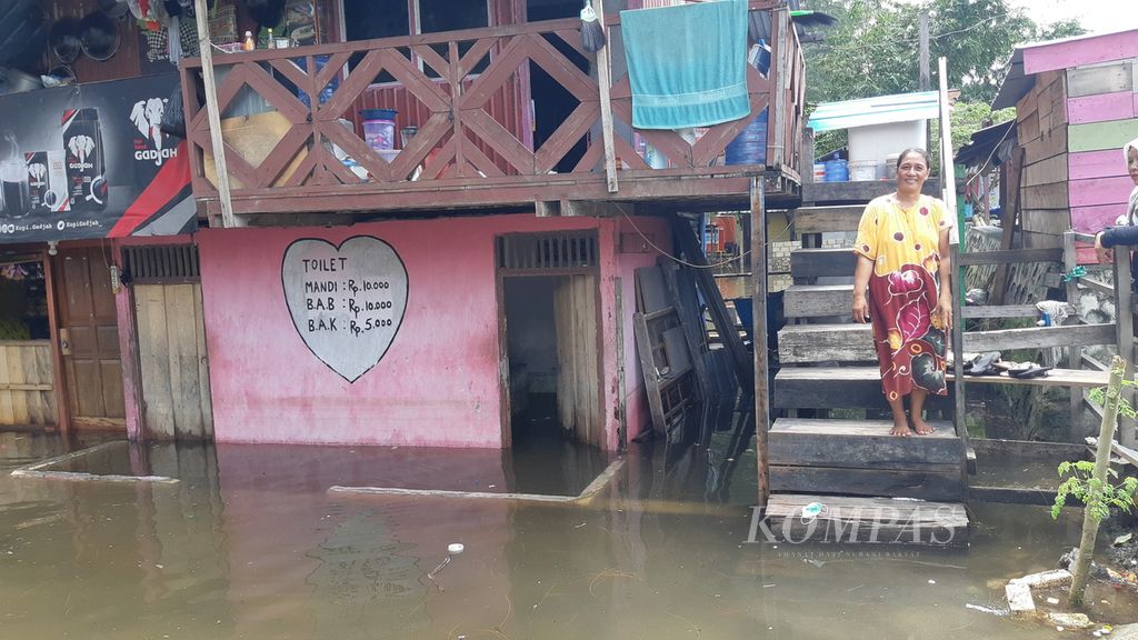 Kondisi salah satu pondok wisata di Pantai Hamadi, Kota Jayapura, Papua, yang diterjang banjir rob pada Desember 2021.
