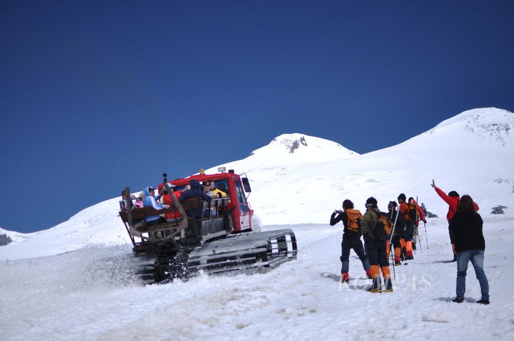 Suasana persiapan pendakian di Gunung Elbrus, Rusia, oleh Tim Ekspedisi Tujuh Puncak Dunia Wanadri. Foto diambil pada 15 Agustus 2010.