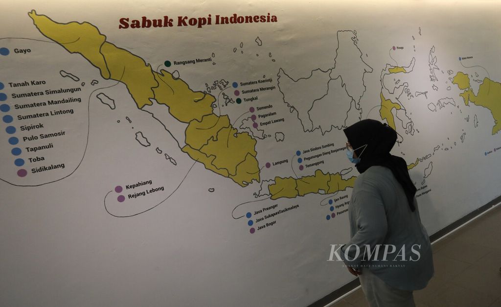 Pengunjung mengamati peta Nusantara yang menggambarkan sabuk kopi di Indonesia dalam pameran bertajuk Kopi Togetherness di Museum Nasional, Jakarta, November 2022.