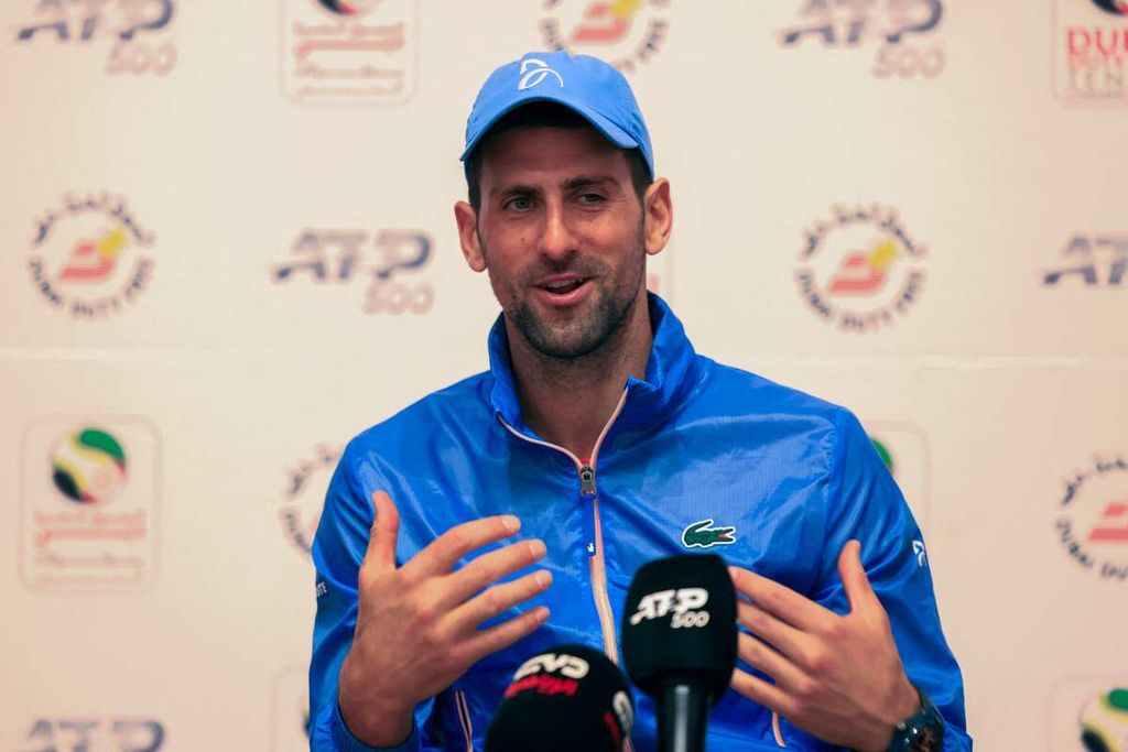 Petenis Serbia, Novak Djokovic, menjawab pertanyaan wartawan dalam sesi jumpa pers menjelang turnamen ATP 500 Dubai, Minggu (26/2/2023). Ia menyatakan tidak lagi merasa sakit setelah pulih dari cedera <i>hamstring</i>. Namun, ia belum seratus persen bugar.