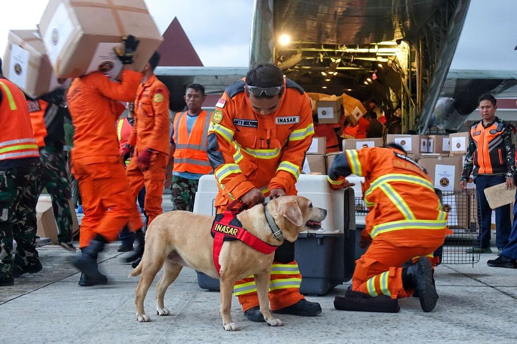 Anjing pelacak bersama tim pencari dan penyelamat Indonesia bersiap-siap untuk terbang menggunakan Indonesian Air Force C-130 dari bandara di Jakarta, 11 Februari 2023. Indonesia mengirim bantuan kemanusiaan untuk ikut menanggulangi dampak gempa di Turki dan Suriah. 
