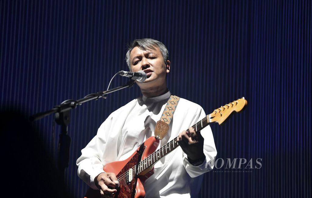 Gitaris dan vokalis kelompok Efek Rumah Kaca, Cholil Mahmud, dalam konser Rimpang di Stadion Tennis Indoor, Senayan, Jakarta, Kamis (27/7/2023). 