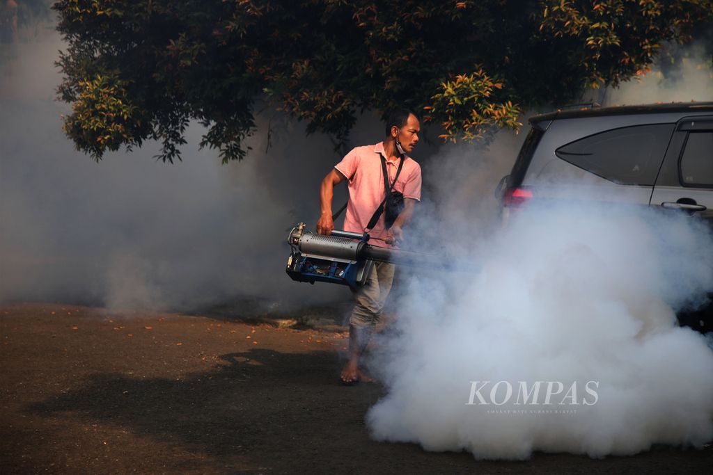 Petugas melakukan pengasapan (<i>fogging</i>) di kompleks perumahan Nusa Loka BSD, Lengkong Gudang Timur, Serpong, Tangerang Selatan, Banten, Senin (21/8/2023). Pengasapan dilakukan untuk mencegah meluasnya demam berdarah dengue yang ditularkan melalui gigitan nyamuk <i>Aedes aegypti</i>. 