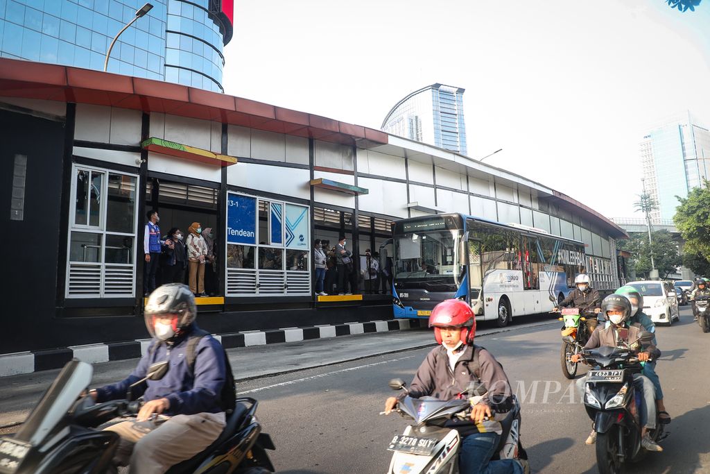 Bus Transjakarta menjemput penumpang di halte Transjakarta Tendean, Jakarta Selatan, Selasa (22/8/2023). 
